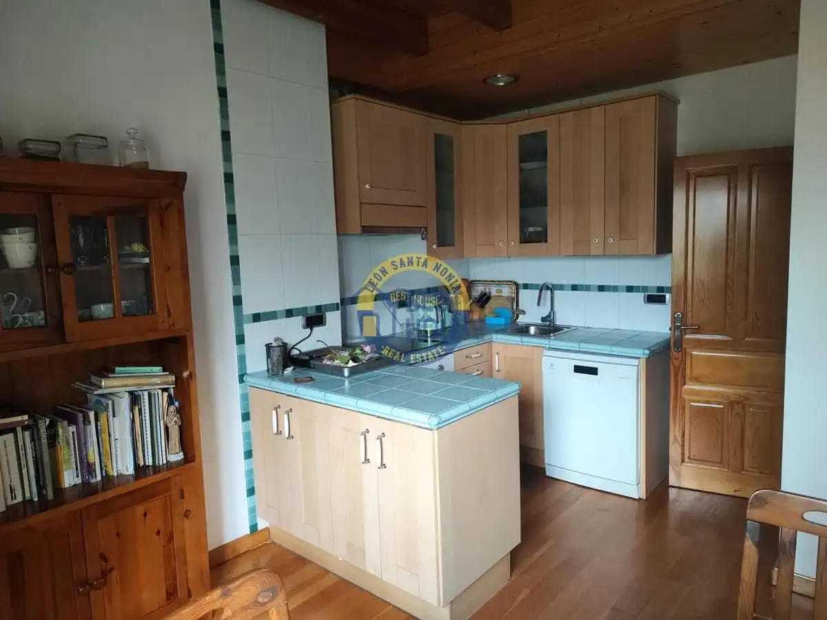 Cocina de Casa o chalet en venta en Villaquilambre con Calefacción, Jardín privado y Parquet
