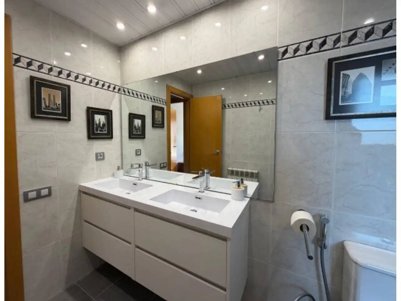 Baño de Piso de alquiler en Sabadell con Aire acondicionado, Calefacción y Parquet