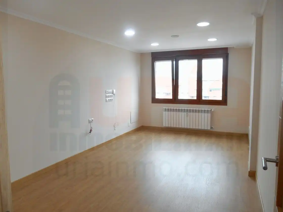 Sala d'estar de Pis de lloguer en Oviedo  amb Calefacció, Parquet i Forn