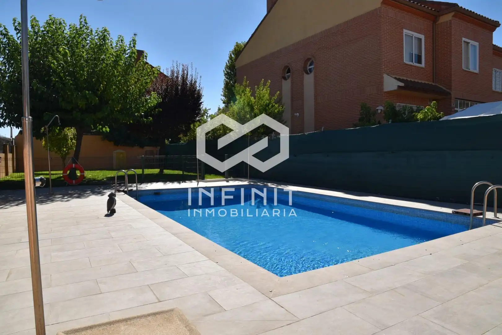 Piscina de Casa adosada en venda en Alcalá de Henares amb Aire condicionat, Calefacció i Jardí privat