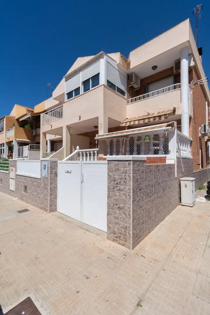 Vista exterior de Casa adosada en venta en Cartagena con Aire acondicionado, Calefacción y Jardín privado
