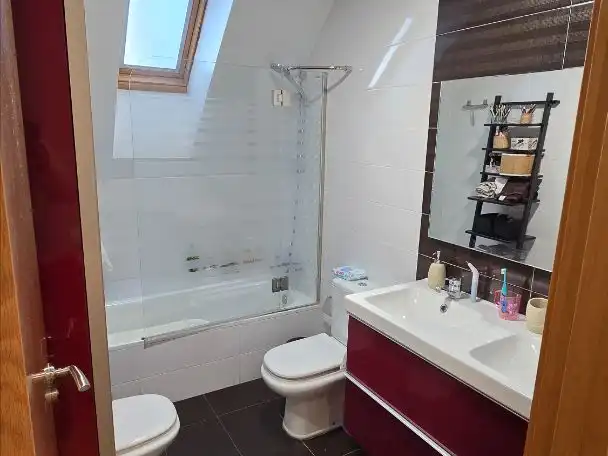Bathroom of Flat for sale in Villaquilambre, León