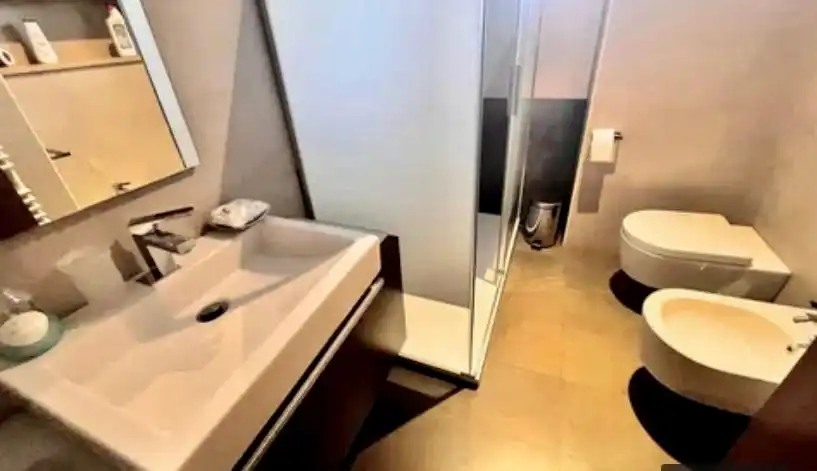 Baño de Piso de alquiler en Benidorm con Aire acondicionado, Jardín privado y Amueblado