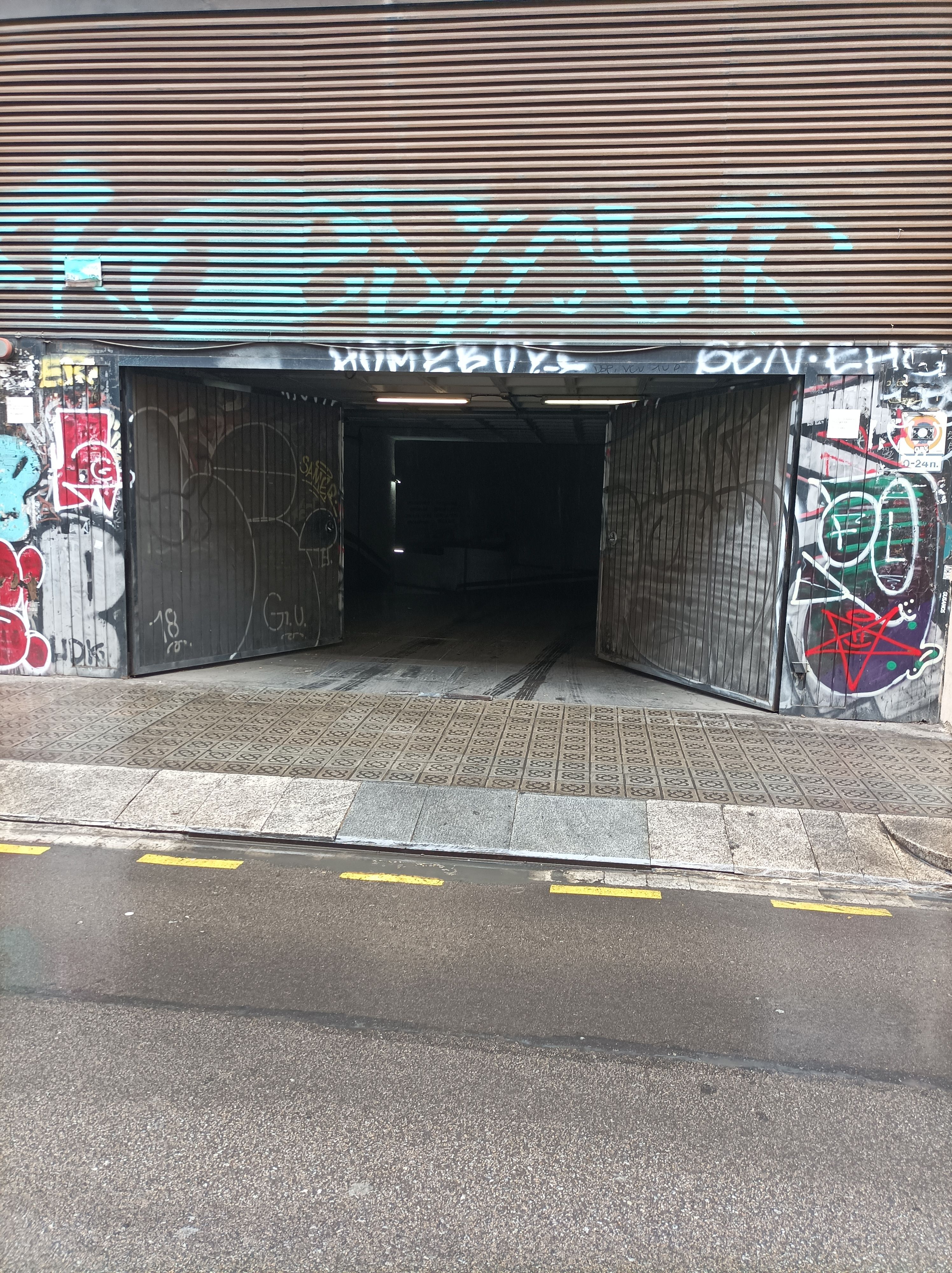 Garatge de lloguer a Carrer de Torres i Amat, 7, El Raval