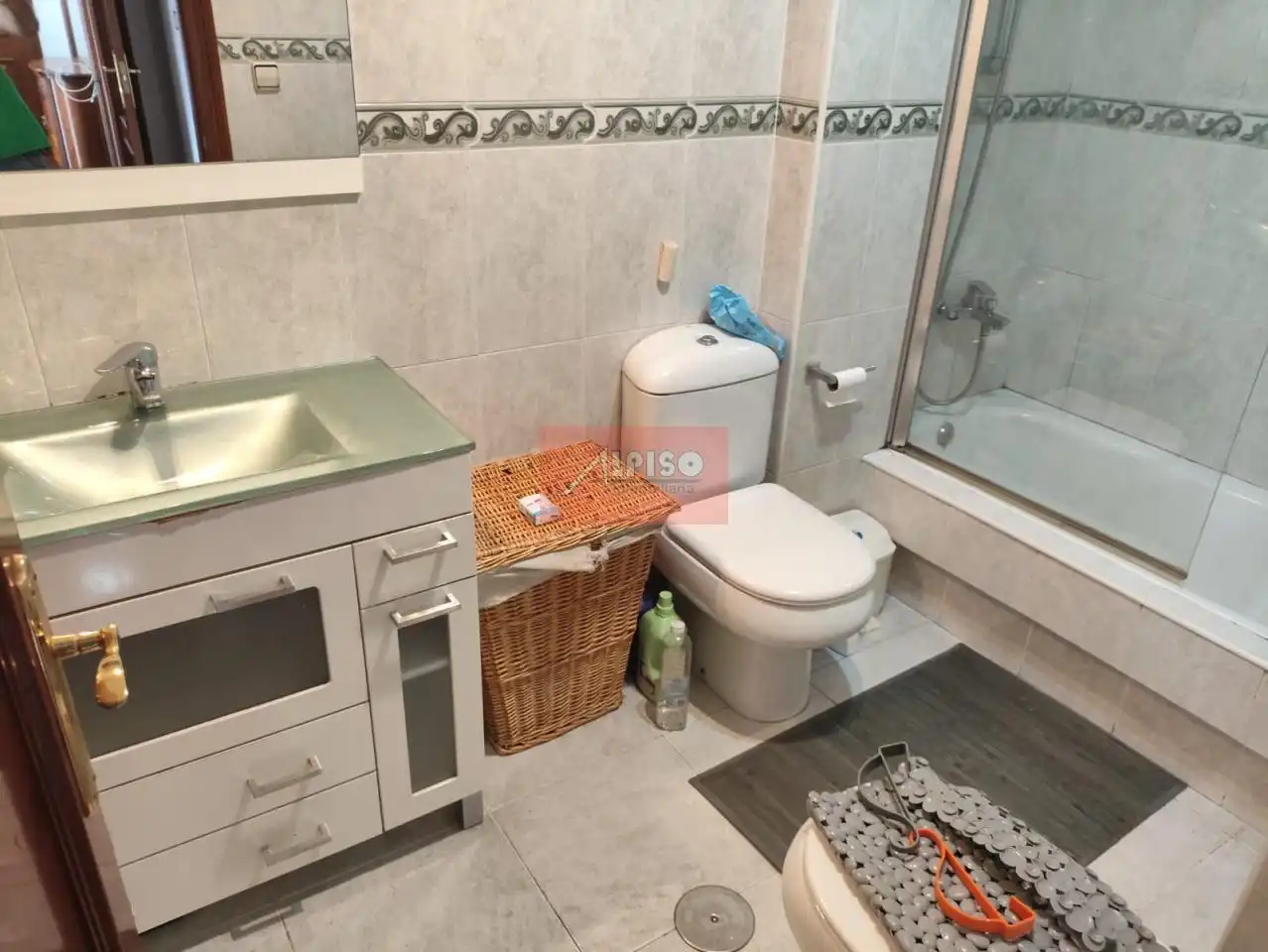 Baño de Piso de alquiler en Ourense Capital  con Calefacción, Parquet y Amueblado
