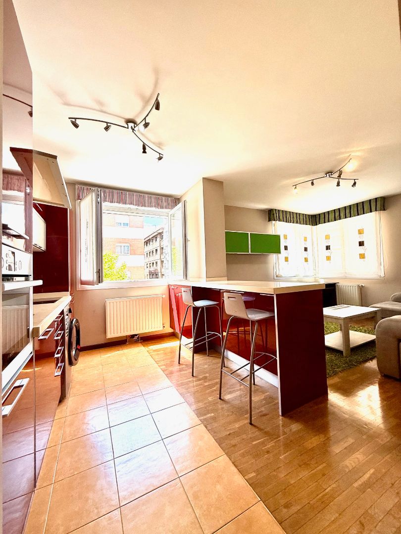 Cuina de Apartament en venda en Gijón  amb Calefacció, Parquet i Traster