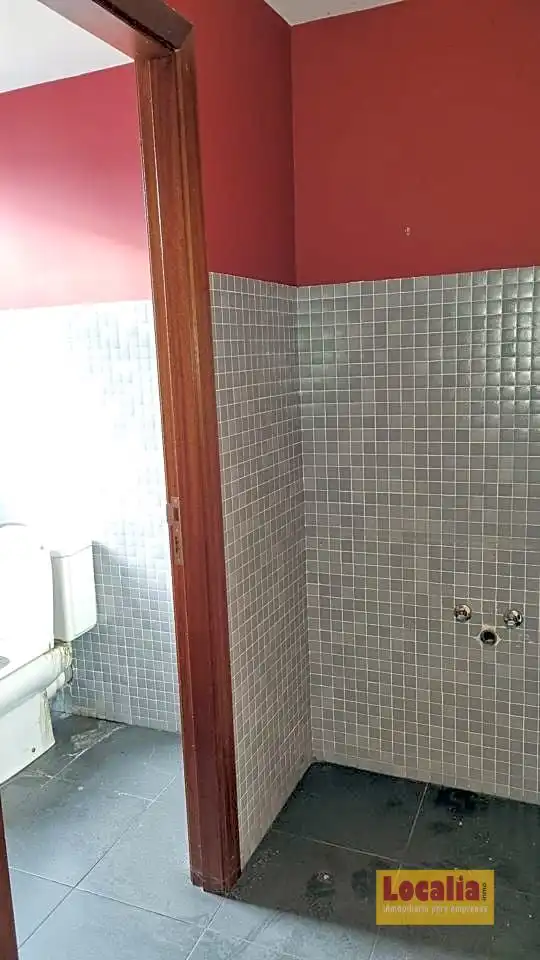 Badezimmer von Büro zum Verkauf in Santander