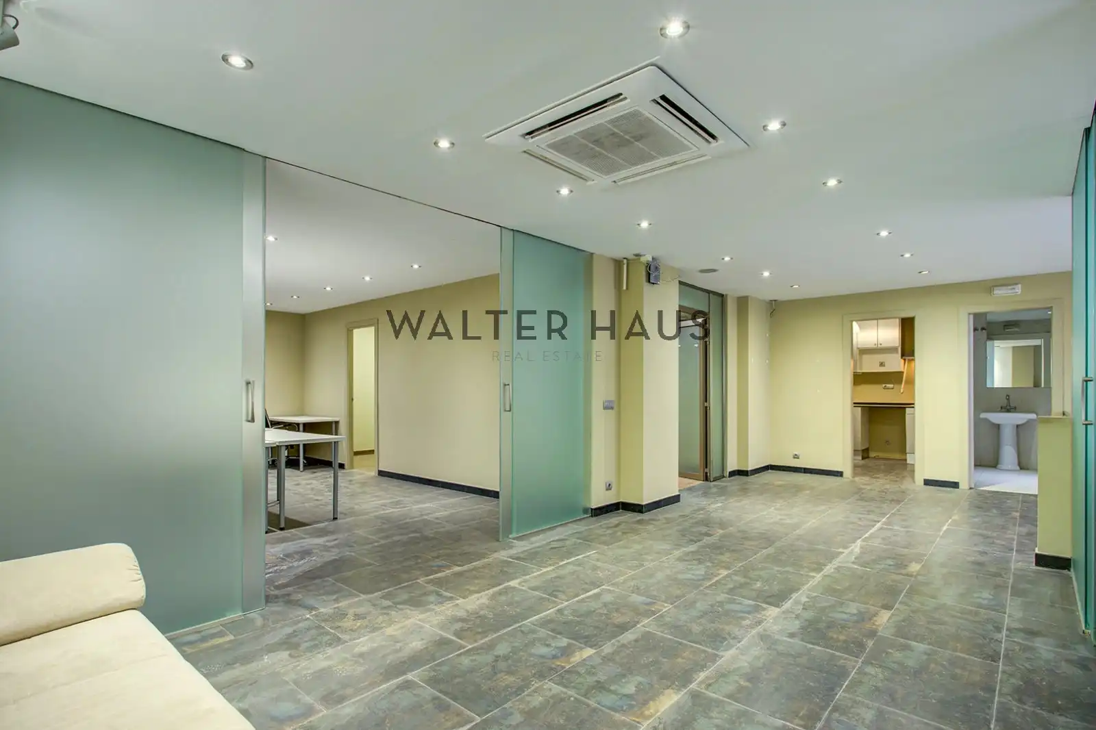 Office for sale in Barcelona  with Air Conditioner