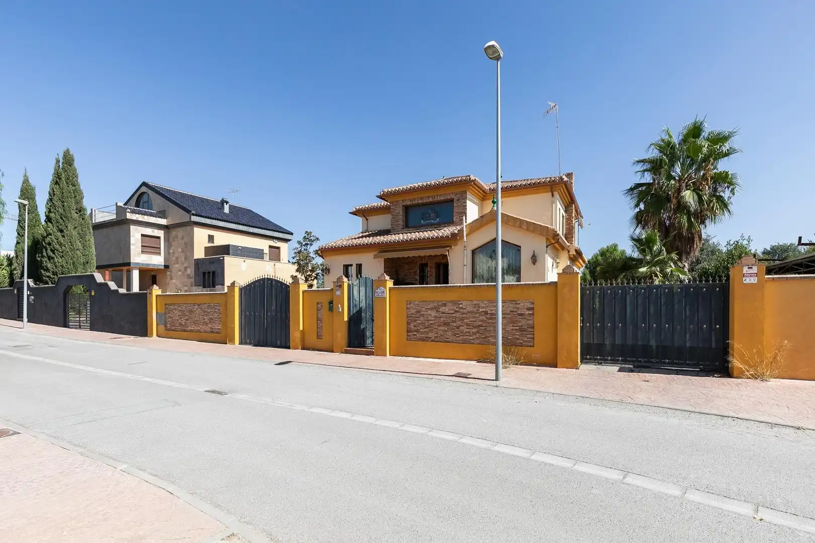 Vista exterior de Casa o chalet en venta en Las Gabias con Aire acondicionado, Calefacción y Jardín privado