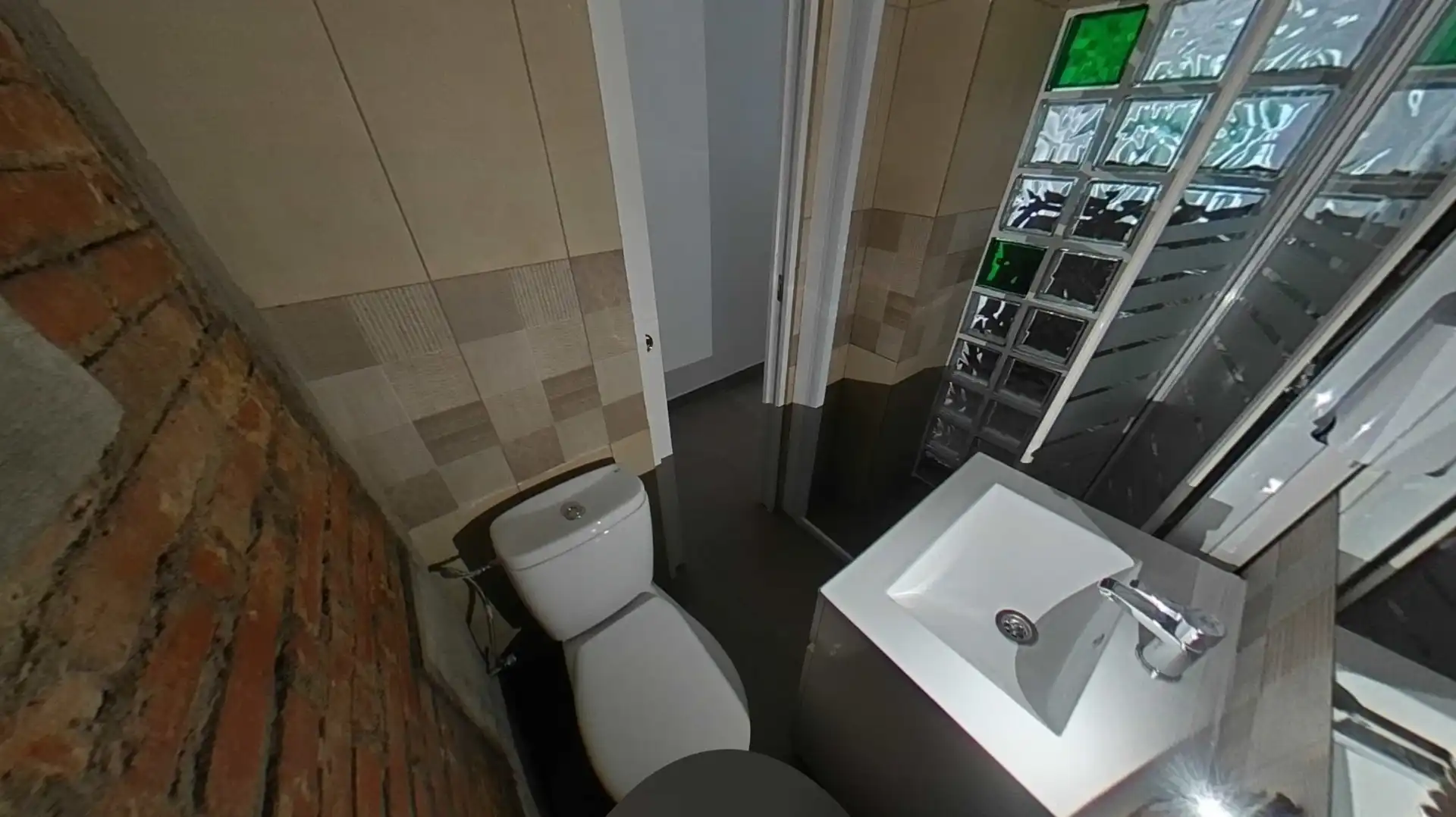Bathroom of Ground floor for sale in Barcelona  with Air Conditioner and Alarm