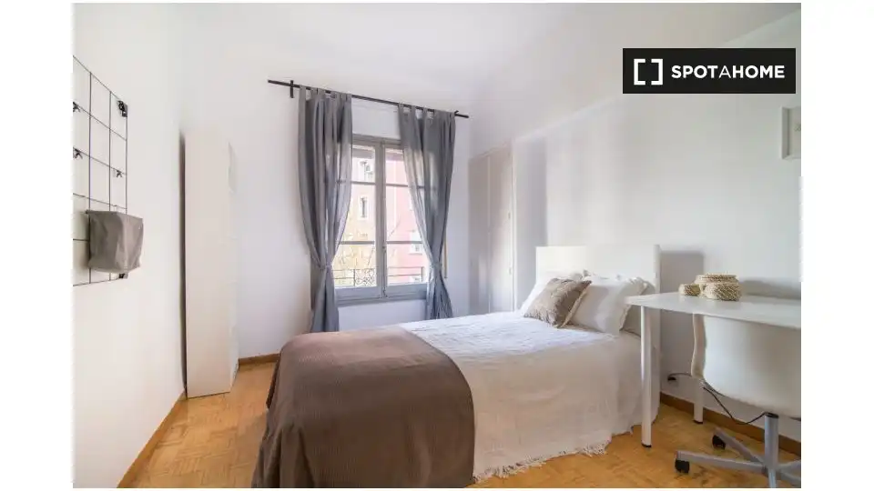 Bedroom of Flat for share in Madrid  with Air Conditioner, Heating and Furnished