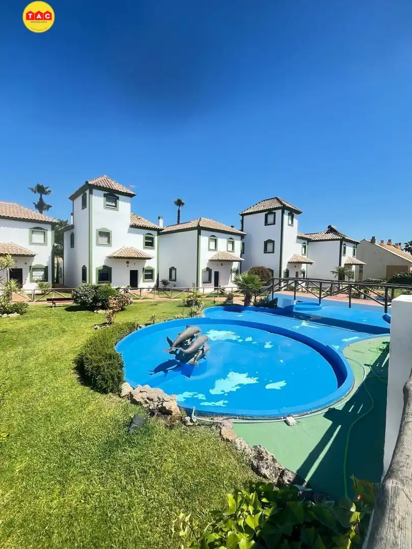 Außenansicht von Einfamilien-Reihenhaus zum Verkauf in Islantilla mit Klimaanlage, Heizung und Terrasse