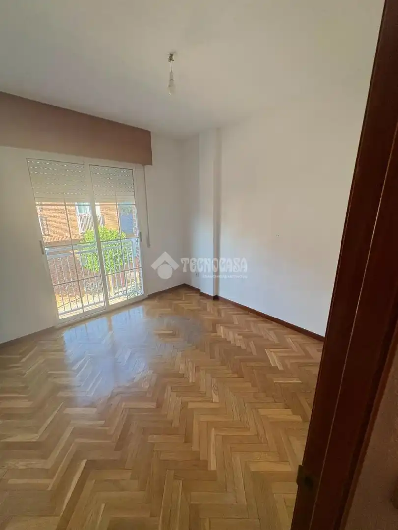 Dormitori de Casa adosada en venda en Valladolid amb Calefacció i Parquet