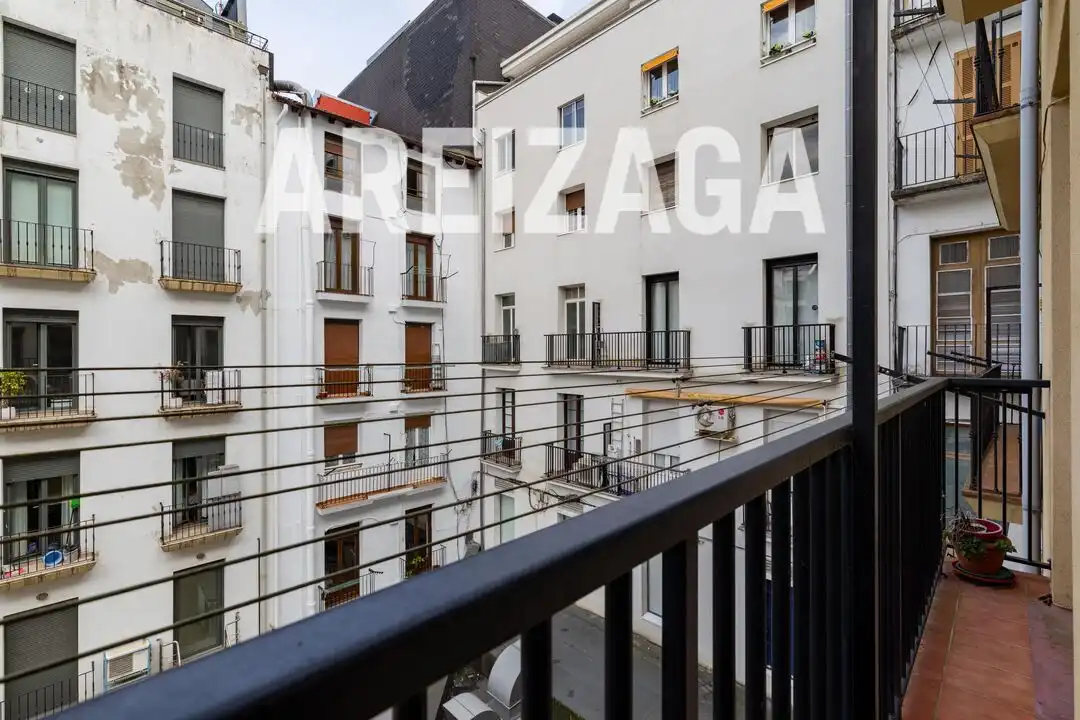 Vista exterior de Pis en venda en Donostia - San Sebastián  amb Calefacció i Balcó