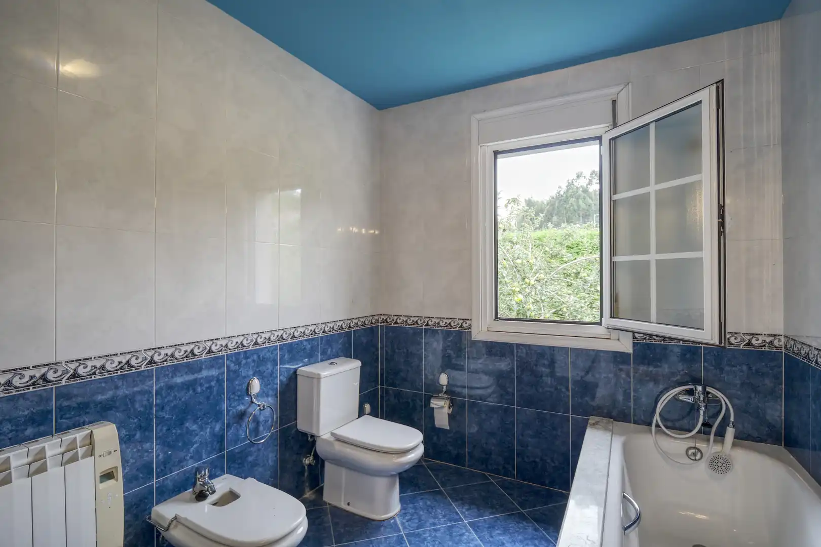 Bathroom of Houses for sale in Abegondo  with Heating, Private garden and Parquet flooring