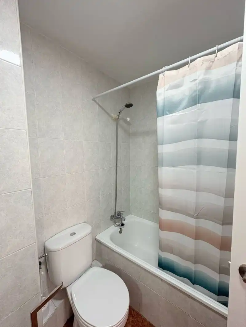 Badezimmer von Wohnung zur Miete in Cáceres mit Klimaanlage, Privatgarten und Terrasse