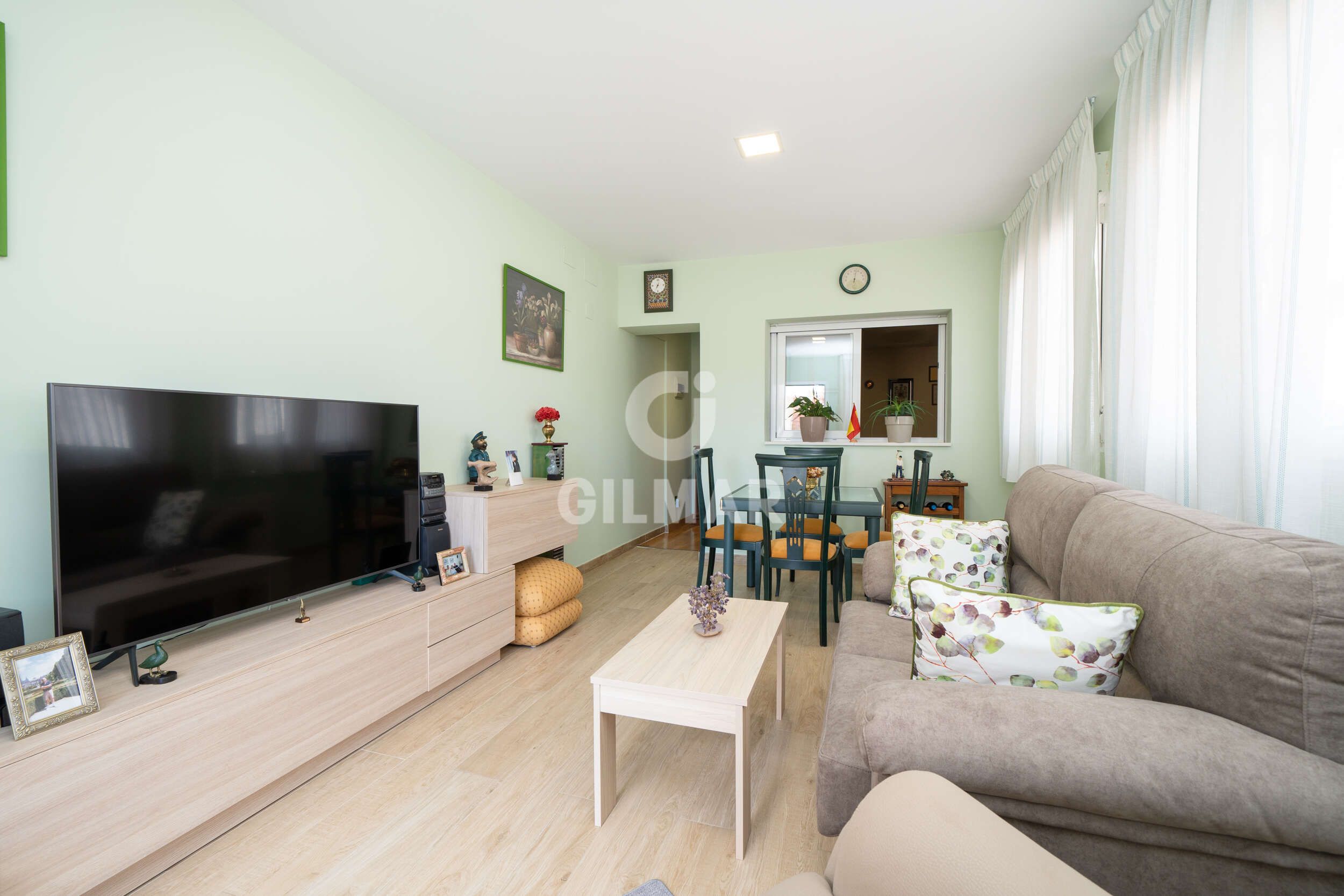 Living room of Single-family semi-detached for sale in  Madrid Capital  with Heating, Private garden and Furnished
