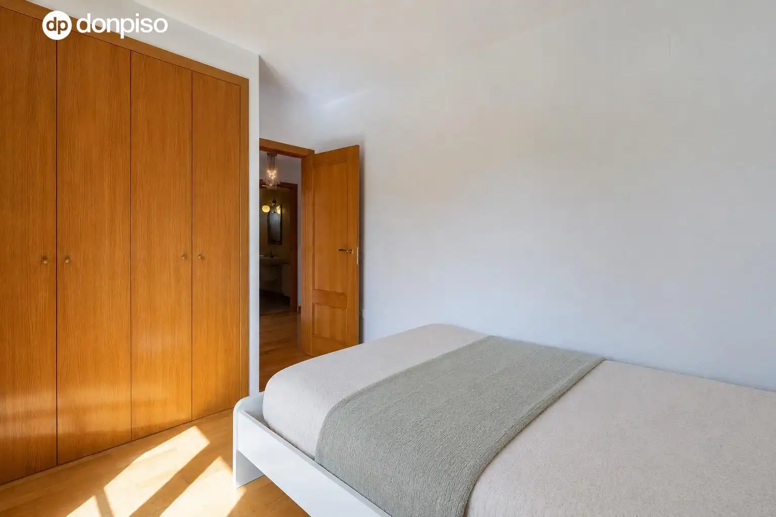 Habitación de Casa adosada en venta en Jun con Calefacción, Terraza y Trastero