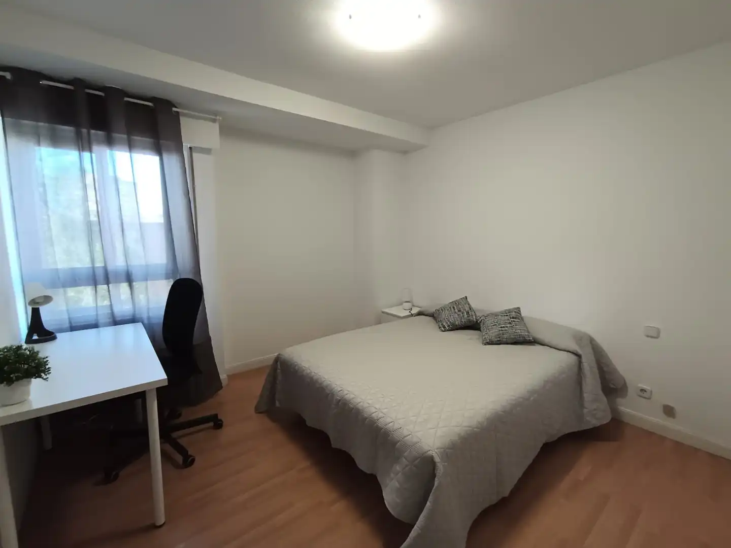 Habitación de Piso para compartir en Madrid con Amueblado, Lavadora y Microondas