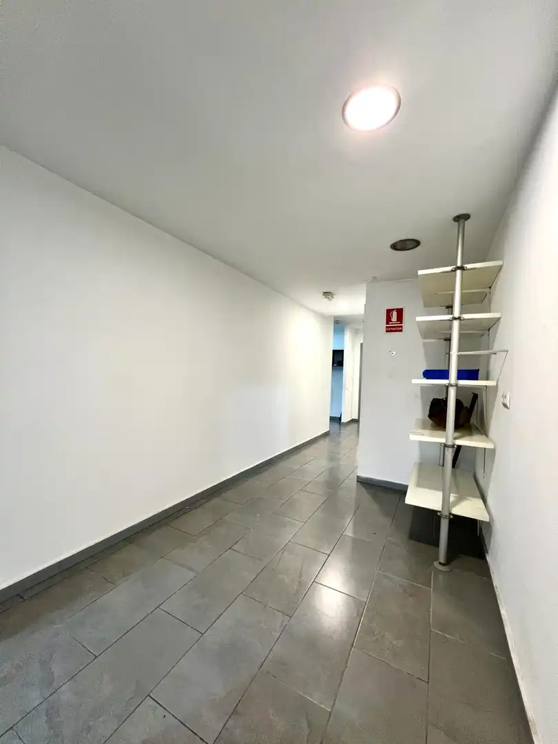 Büro zur Miete in Carrer de Llorens i Barba, El Baix Guinardó