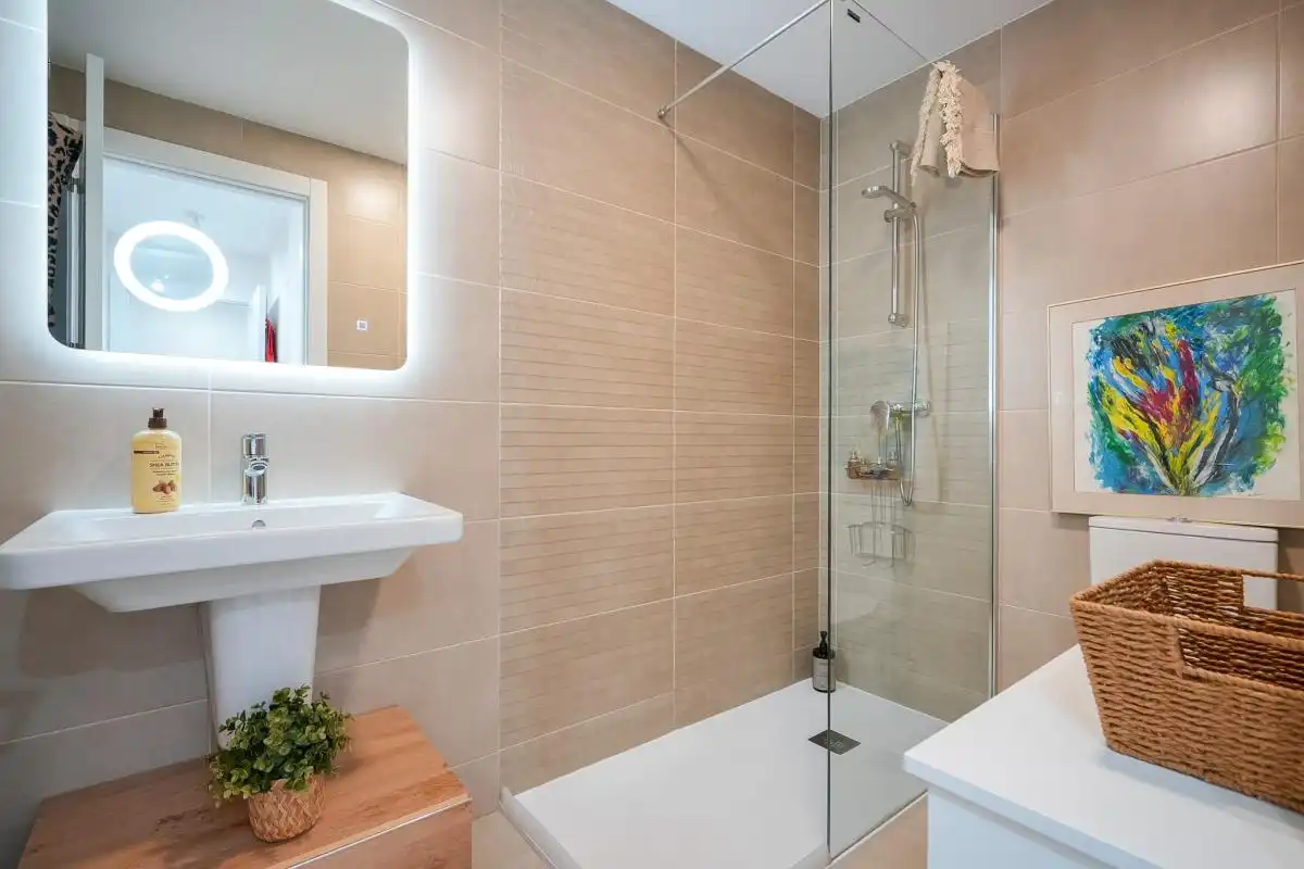 Bathroom of Flat for sale in Madrid  with Air Conditioner, Heating and Private garden