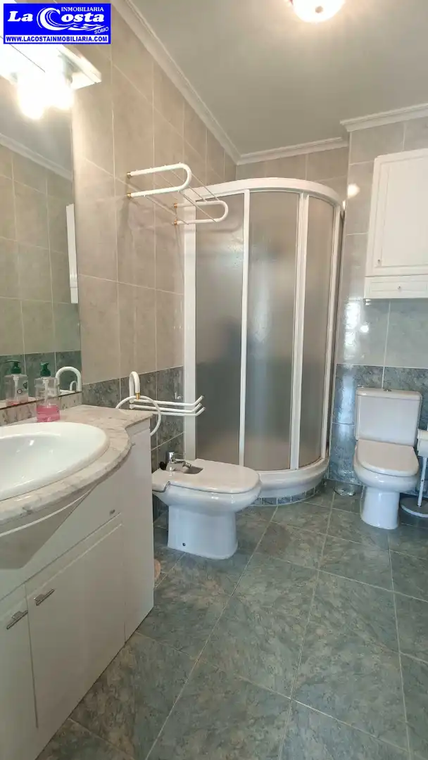 Badezimmer von Wohnung zum Verkauf in Ribamontán al Mar mit Heizung, Ofen und Waschmaschine