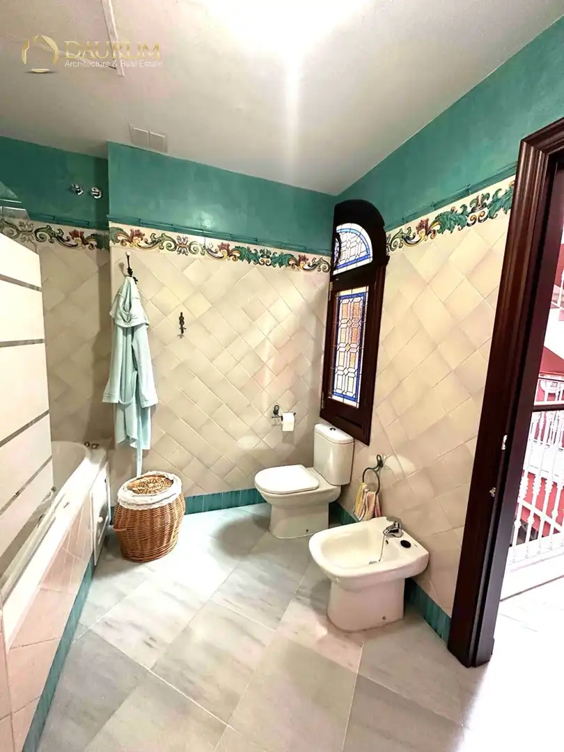 Bathroom of Houses for sale in Sevilla  with Air Conditioner, Heating and Terrace