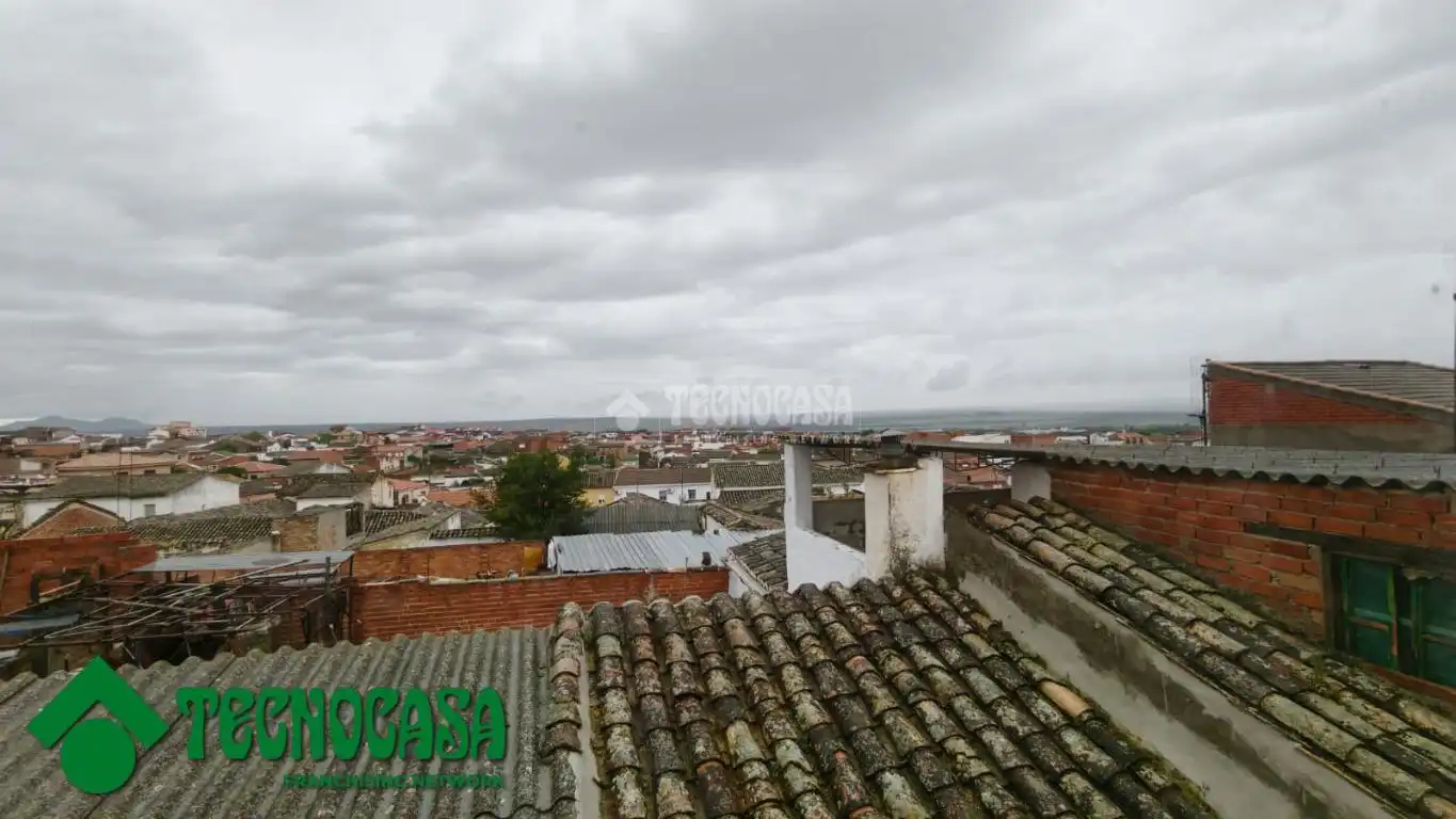 Außenansicht von Einfamilien-Reihenhaus zum Verkauf in La Puebla de Montalbán mit Heizung, Privatgarten und Terrasse