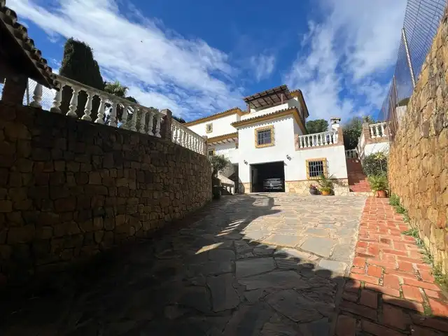 Vista exterior de Casa o chalet en venta en Marbella con Aire acondicionado, Calefacción y Jardín privado
