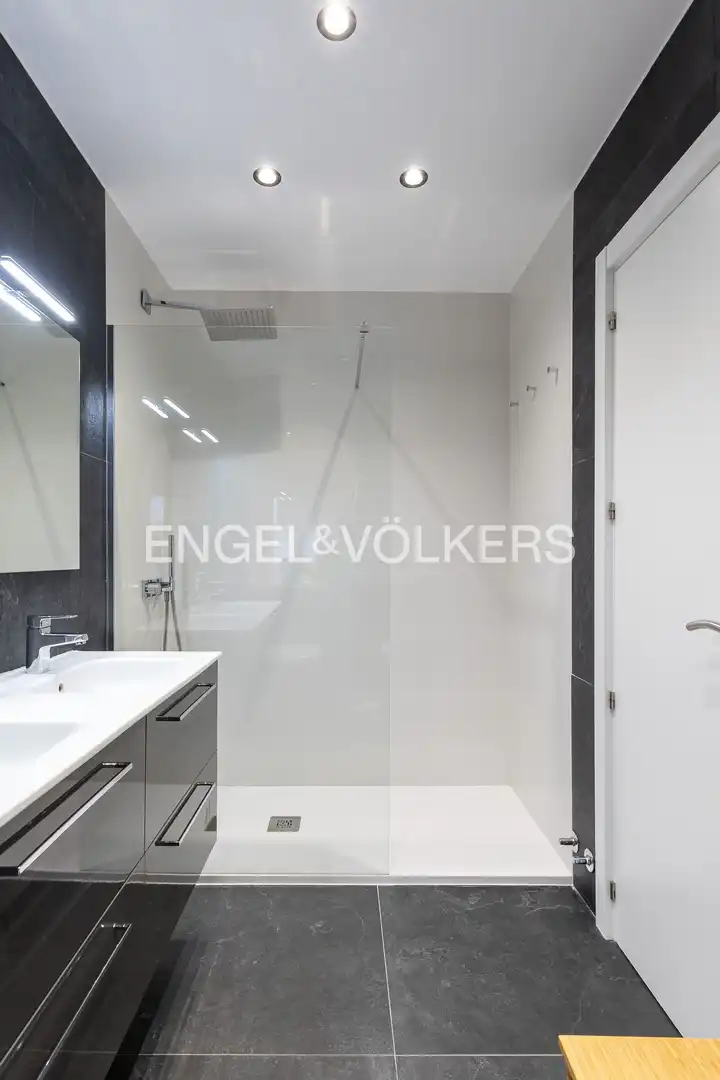 Badezimmer von Wohnung zum Verkauf in Madrid mit Klimaanlage, Heizung und Abstellraum