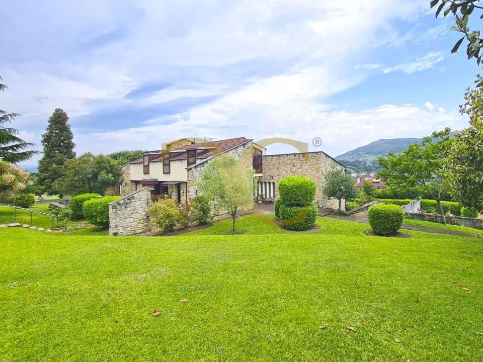Jardí de Casa o xalet en venda en Oviedo  amb Calefacció, Jardí privat i Terrassa