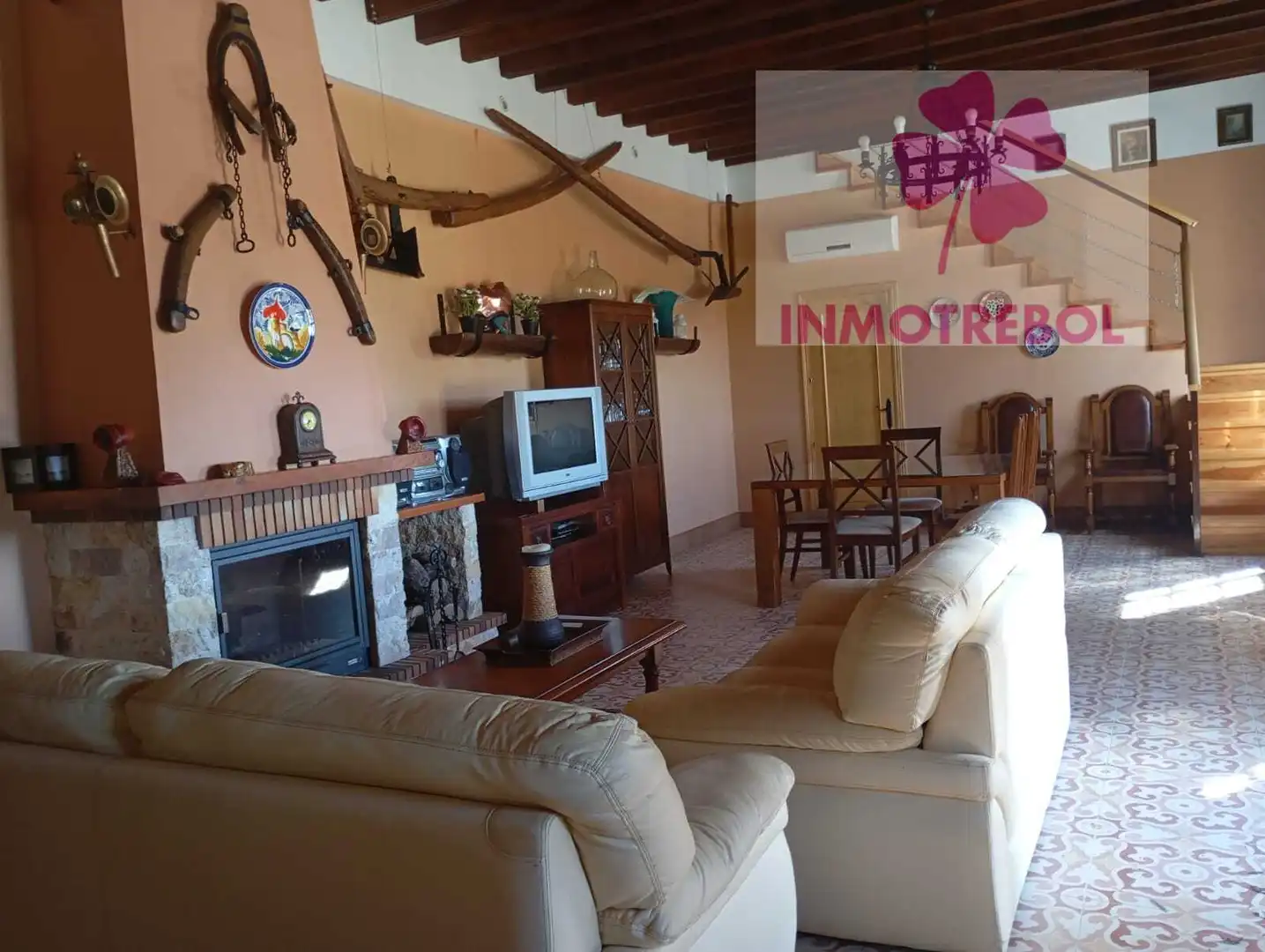 Sala d'estar de Casa o xalet en venda en Carrión de los Céspedes amb Jardí privat, Parquet i Piscina