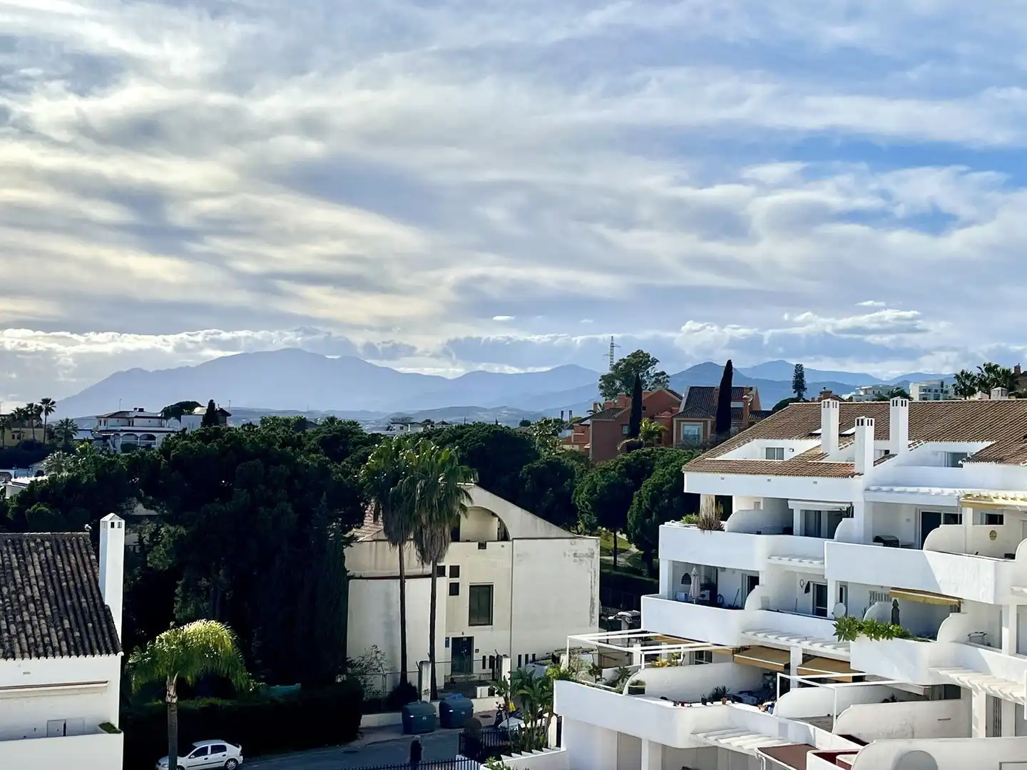 Vista exterior de Dúplex en venta en Marbella con Aire acondicionado, Trastero y Piscina comunitaria