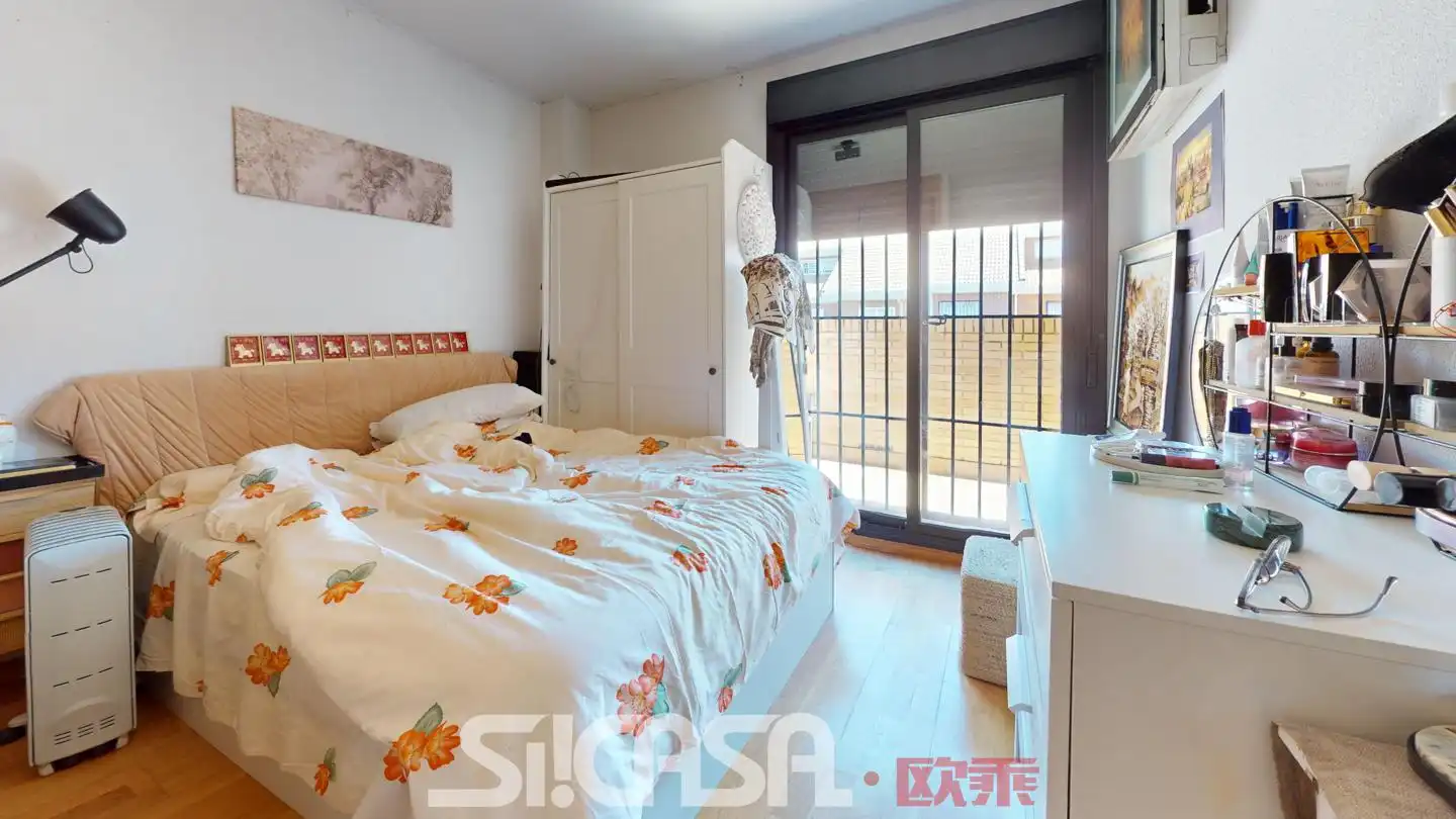 Schlafzimmer von Einfamilien-Reihenhaus zum Verkauf in Parla mit Klimaanlage, Heizung und Terrasse