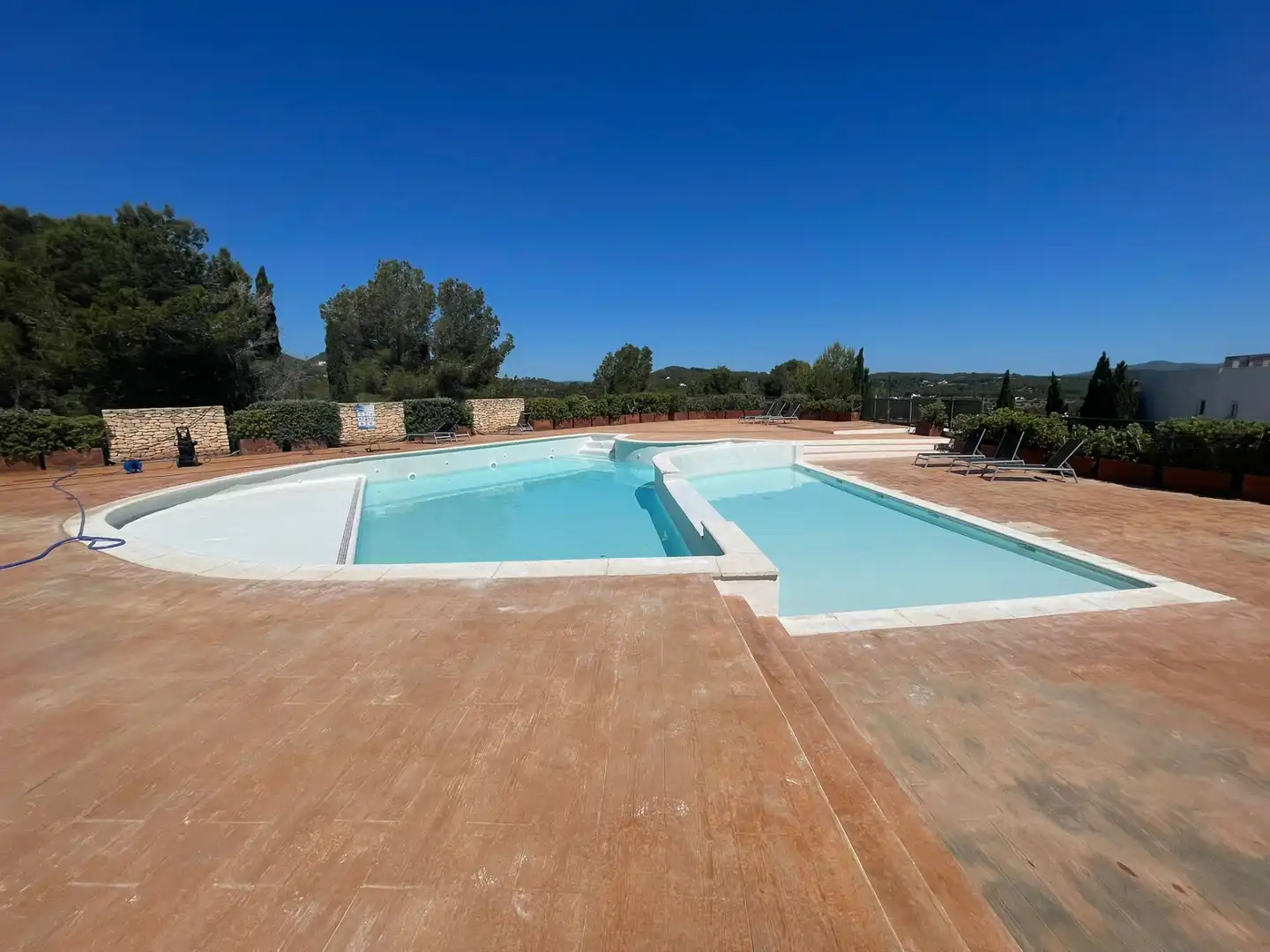 Schwimmbecken von Einfamilien-Reihenhaus zum Verkauf in Santa Eulària des Riu mit Klimaanlage, Terrasse und Möbliert