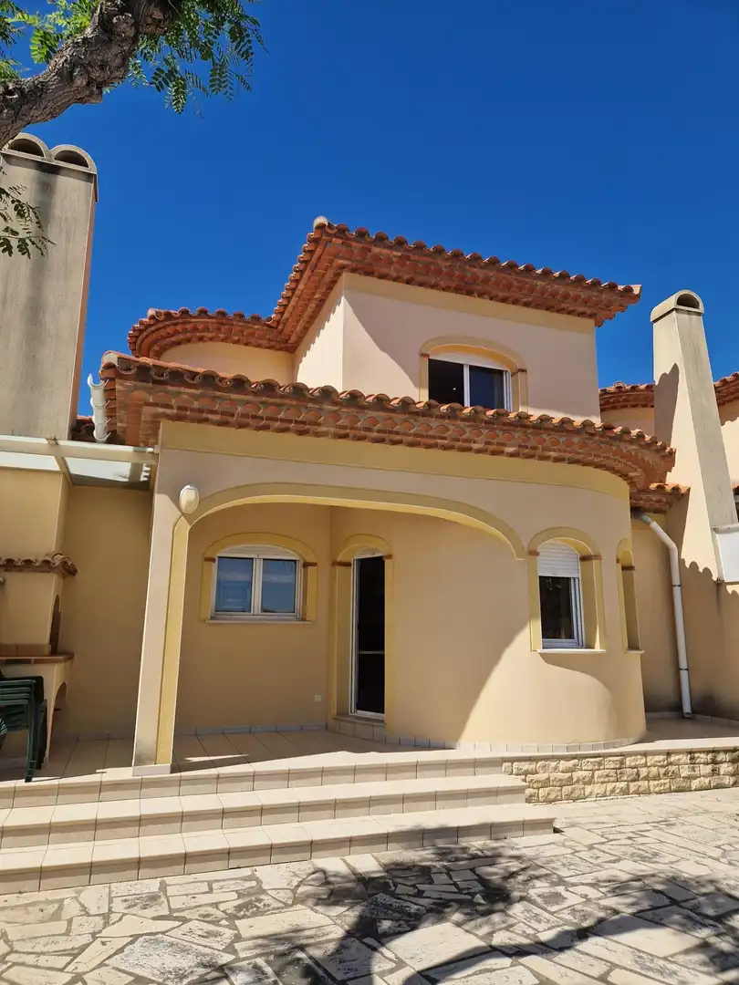 Außenansicht von Einfamilien-Reihenhaus zum Verkauf in Mont-roig del Camp mit Privatgarten, Terrasse und Möbliert