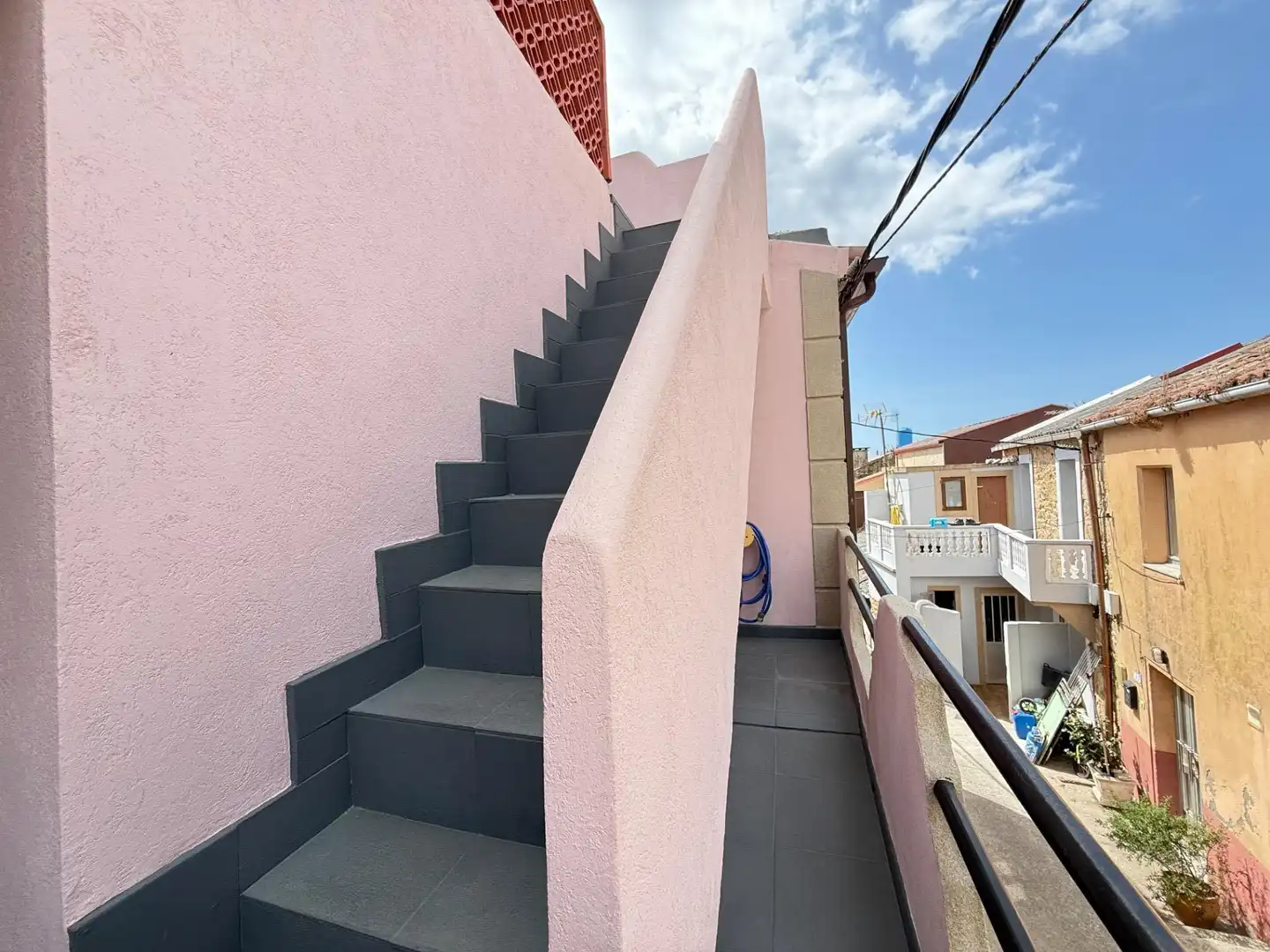 Terrasse von Einfamilien-Reihenhaus zum Verkauf in Boiro mit Möbliert
