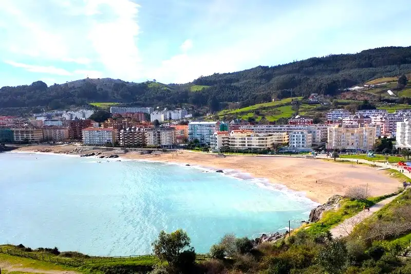 Vista exterior de Planta baja en venta en Castro-Urdiales con Calefacción, Jardín privado y Parquet