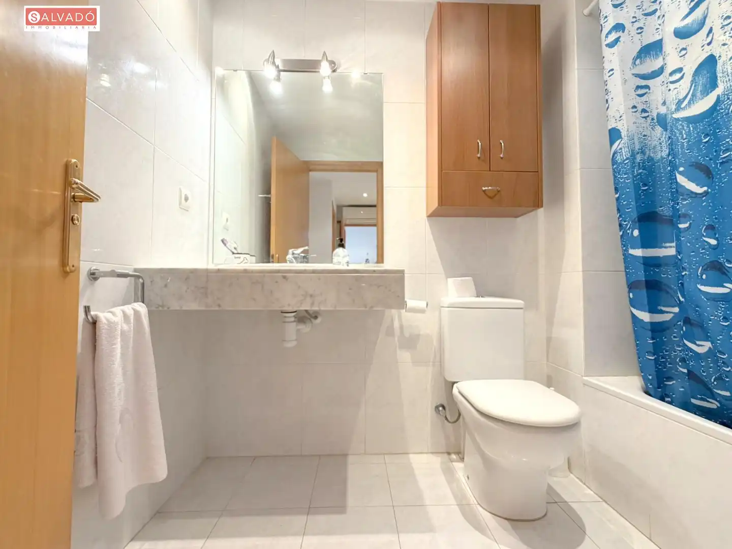 Badezimmer von Wohnung zum Verkauf in Calafell mit Klimaanlage, Privatgarten und Terrasse
