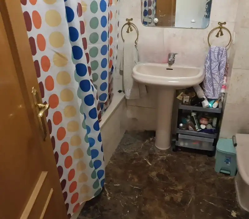 Badezimmer von Wohnung zum Verkauf in Plasencia mit Klimaanlage, Heizung und Privatgarten