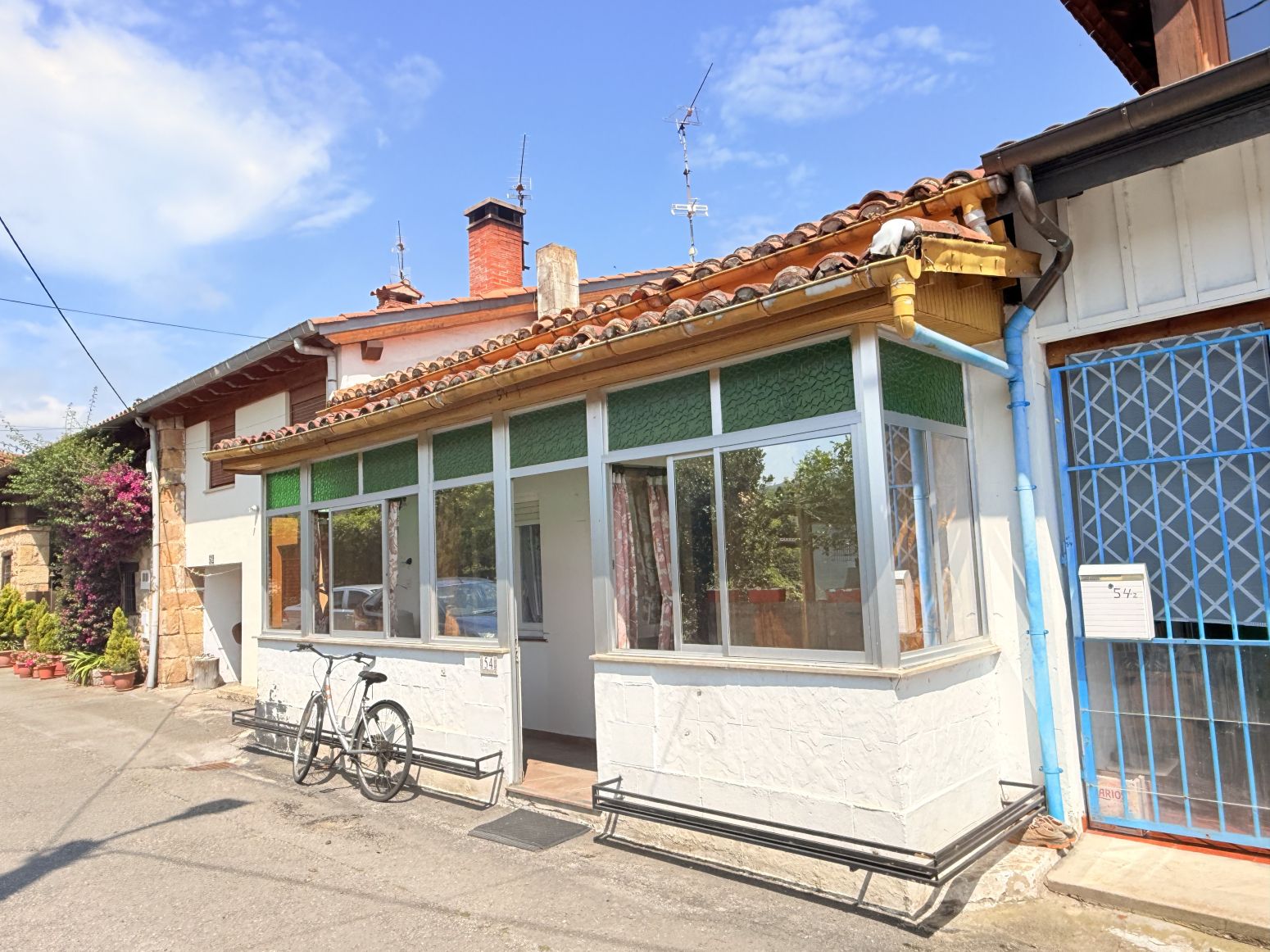 Vista exterior de Casa adosada en venda en Cabezón de la Sal amb Traster i Moblat