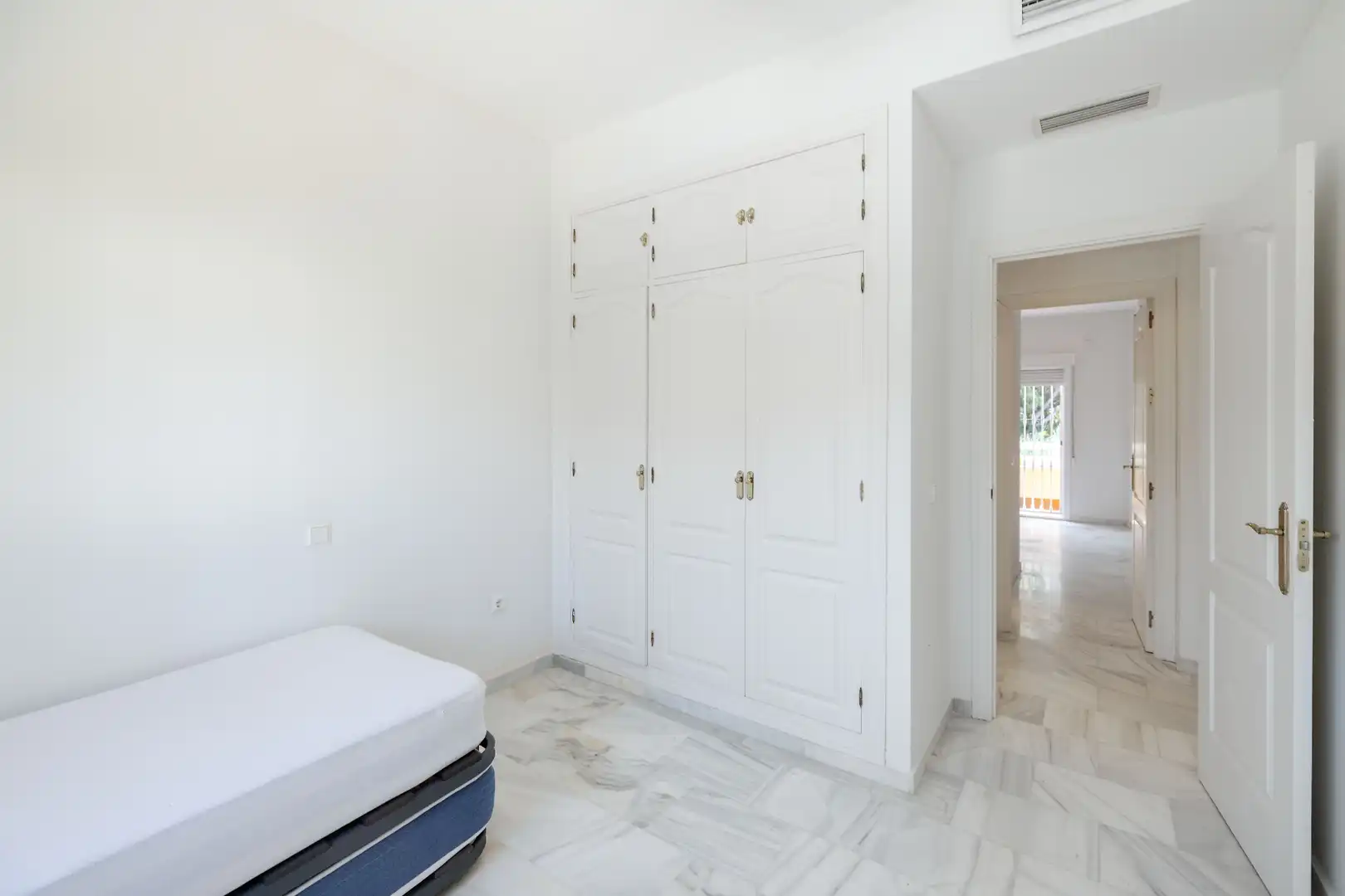 Schlafzimmer von Wohnung zum Verkauf in Marbella mit Klimaanlage, Heizung und Terrasse
