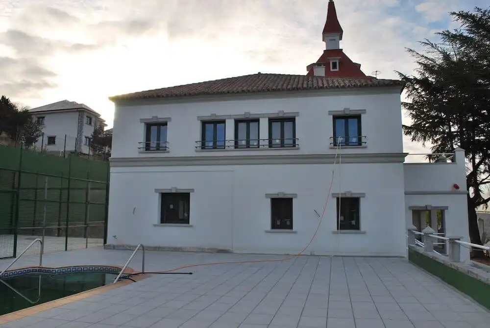 Vista exterior de Casa o xalet en venda en Torrelodones amb Jardí privat, Terrassa i Traster