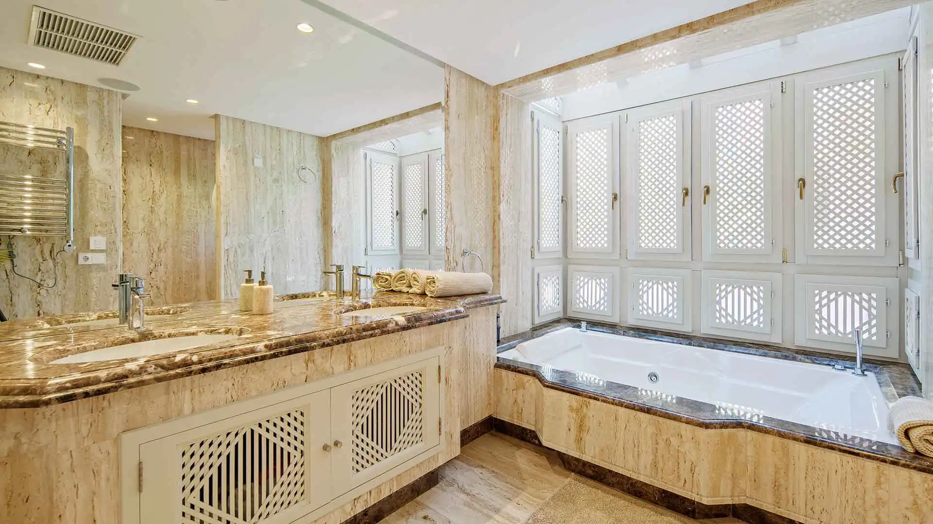 Baño de Ático en venta en Marbella con Aire acondicionado, Terraza y Trastero