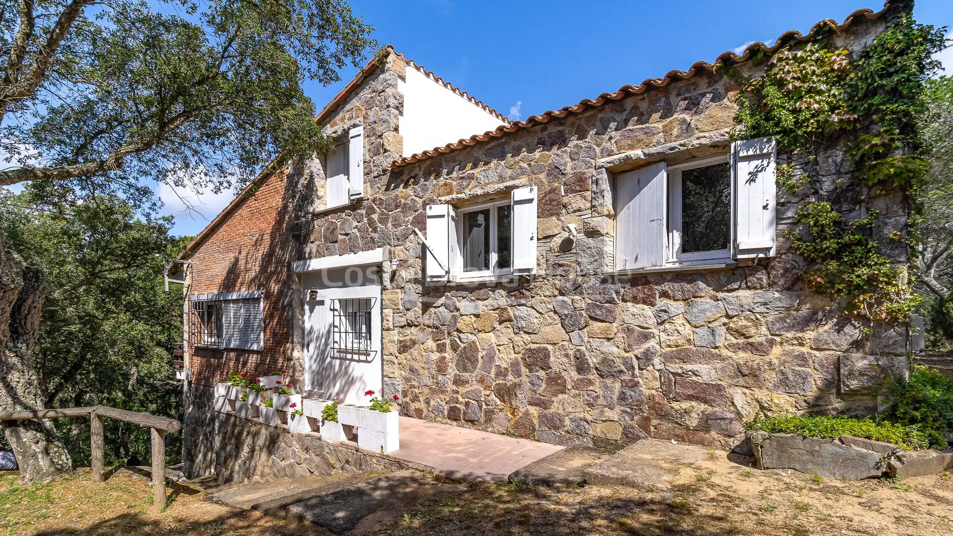 Vista exterior de Finca rústica en venda en Sant Feliu de Guíxols amb Aire condicionat, Calefacció i Jardí privat