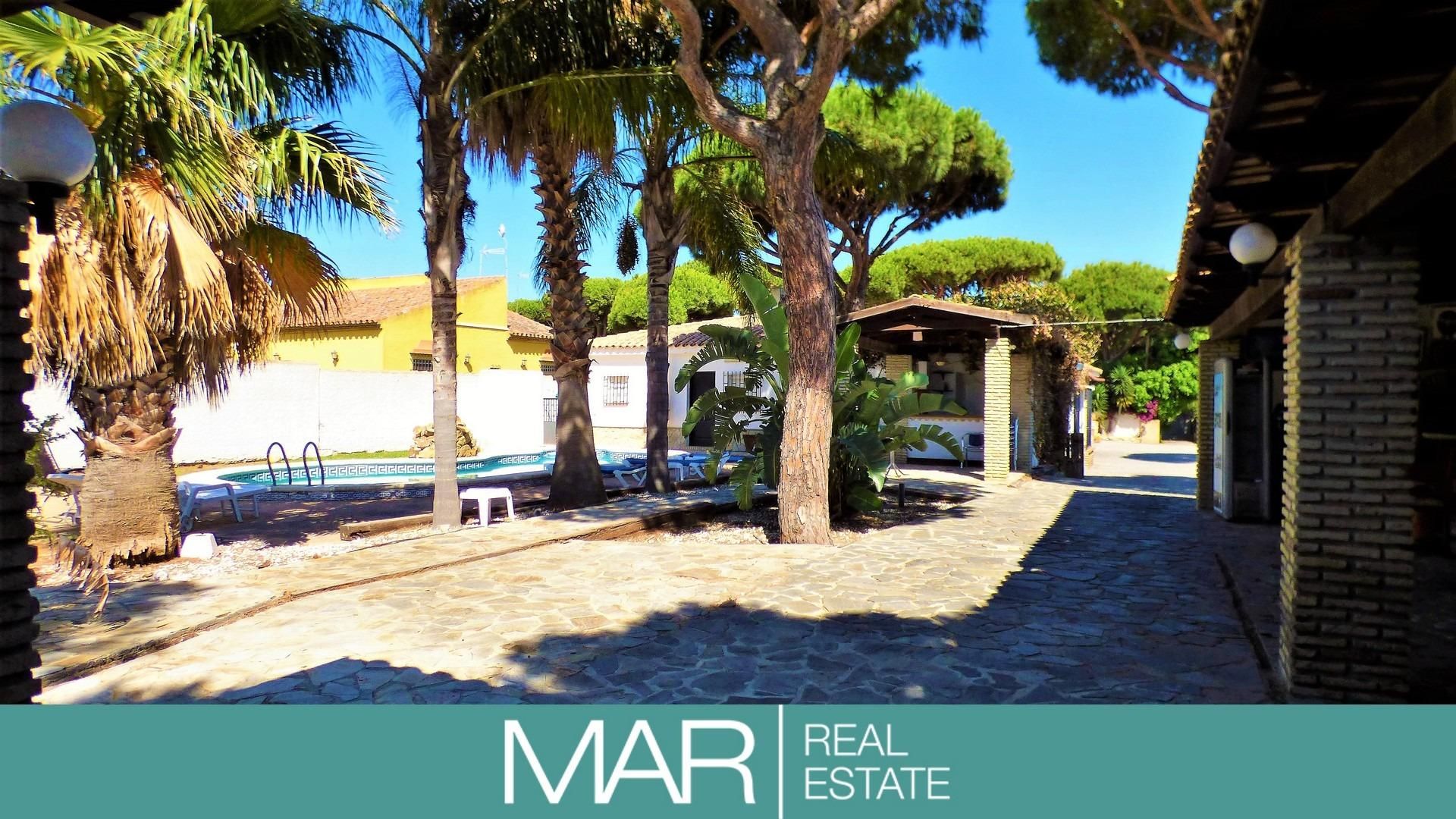 Vista exterior de Casa o xalet en venda en Chiclana de la Frontera amb Jardí privat i Piscina