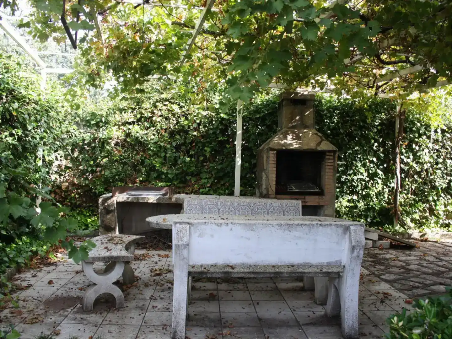 Jardí de Casa o xalet en venda en La Adrada  amb Aire condicionat, Piscina i Balcó