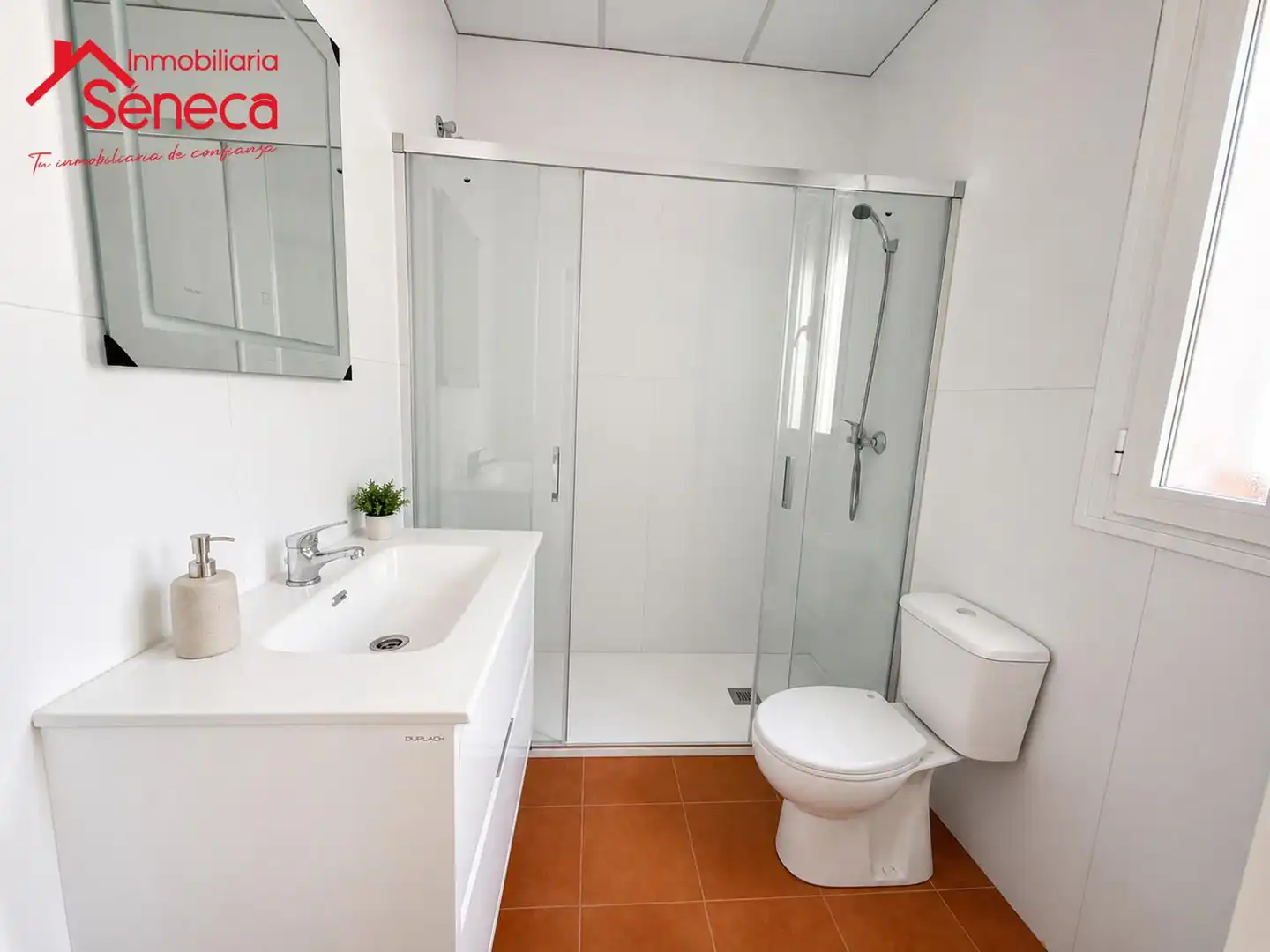 Badezimmer von Wohnung zur Miete in Córdoba mit Klimaanlage und Möbliert
