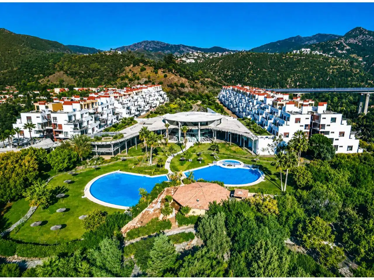 Vista exterior de Pis en venda en Benahavís amb Aire condicionat, Terrassa i Traster