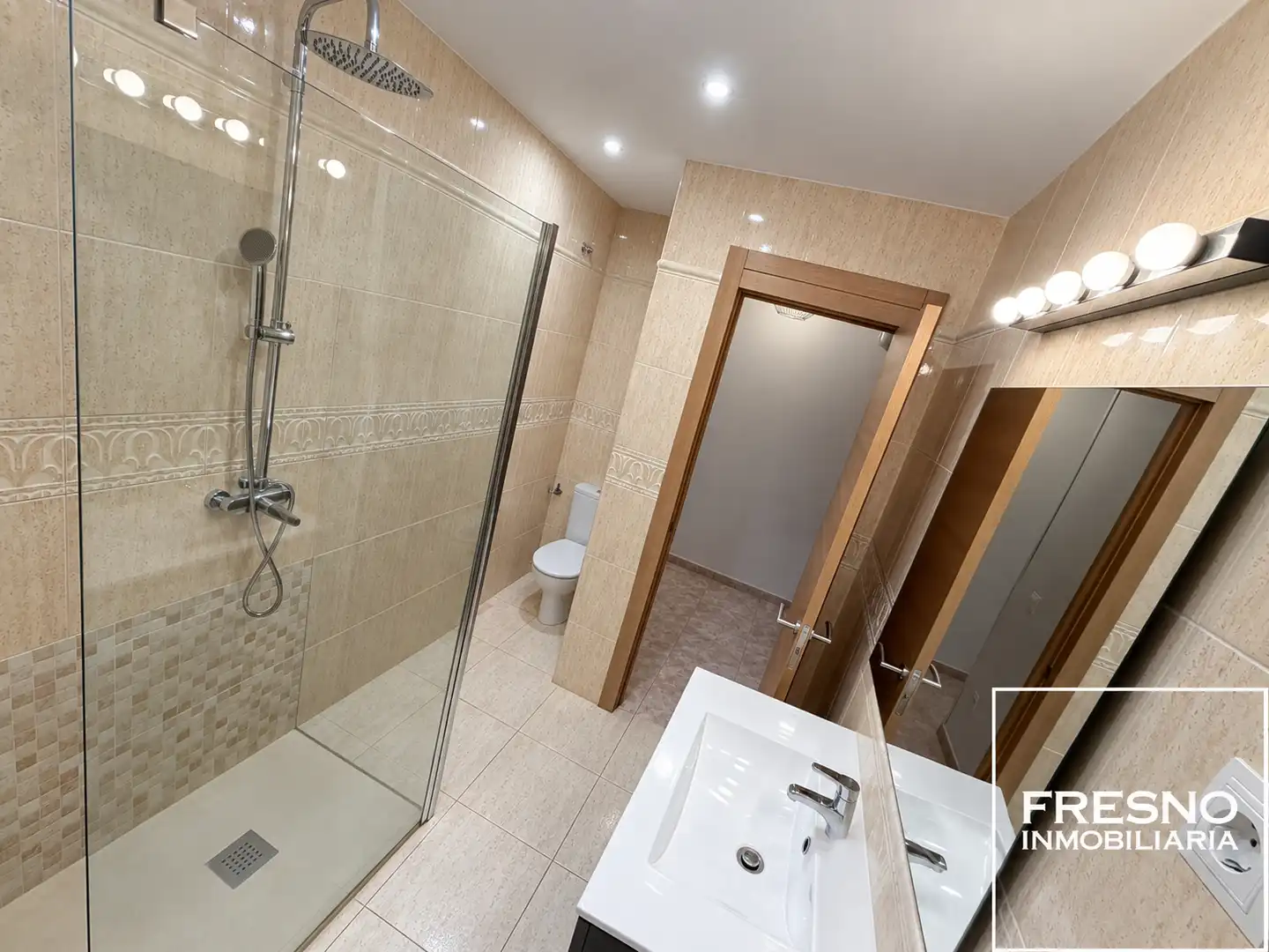 Baño de Casa adosada en venta en Valdepiélagos con Calefacción, Jardín privado y Terraza